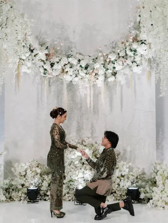 Potret Rizky Febian saat melamar Mahalini. "Hari ini merupakan hari yang spesial buat saya, ketika saya memantapkan diri saya. Di sini, Iky tidak sendiri, Iky bersama keluarga besar, dan begitupun Mahalini bersama keluarga besar," kata Rizky Febian dalam mengutarakan niatnya meminang Mahalini.  (Instagram/rfasmusic