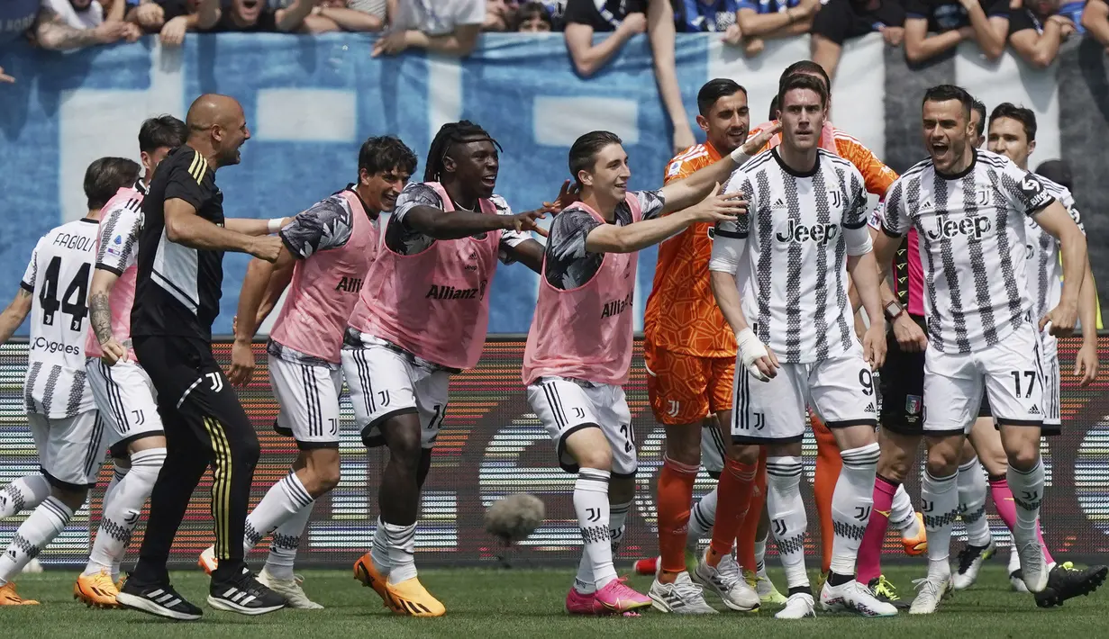 Selebrasi pemain Juventus setelah Dusan Vlahovic (dua kanan) mencetak gol kedua bagi timnya ke gawang Atalanta di menit ke-90+8 pada pekan ke-34 Liga Italia 2022/2023 yang berlangsung di Gewiss Stadium, Minggu (7/5/2023). Kemenangan ini membuat Juventus kini naik ke posisi dua klasemen sementara Serie A musim ini dengan torehan 66 poin, melangkahi Lazio. (AP/LaPresse/Spada)