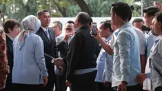 Kepala Badan Gizi Nasional (BGN) Sudaryono disambut disambut jajaran pejabat BGN saat tiba di Gedung BGN, Jakarta, Rabu (22/07/2026).