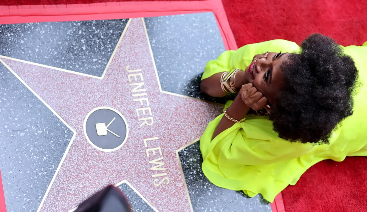 <p>Aktris AS, Jenifer Lewis berpose di belakang bintang barunya di Hollywood Walk of Fame setelah upacara penghargaan untuknya, di Los Angeles, Jumat, 15 Juli 2022. Bintang I Love That for You menata rambutnya dengan ikal alami dan melengkapi penampilannya dengan bibir merah cerah. (Matt Winkelmeyer / Getty Images via AFP)</p>