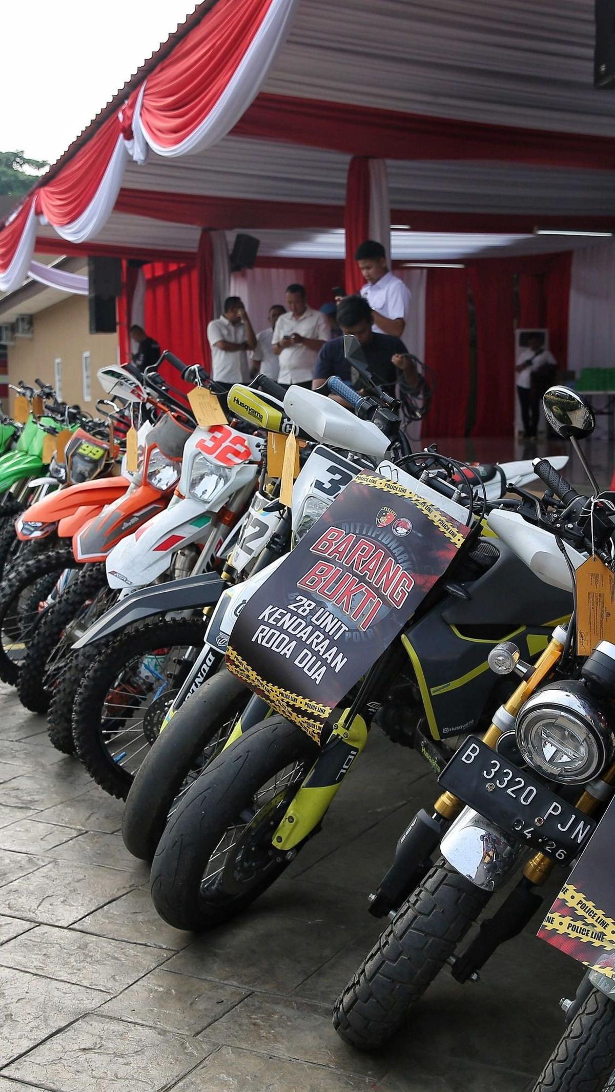 Penampakan puluhan motor trail dan ATV&nbsp;yang disita sebagai barang bukti tindak pidana pencucian uang (TPPU) dari kejahatan narkoba HS, di Lapangan Bhayangkara Mabes Polri, Jakarta, Rabu (18/9/2024). Foto:&nbsp; Liputan6.com / Angga Yuniar