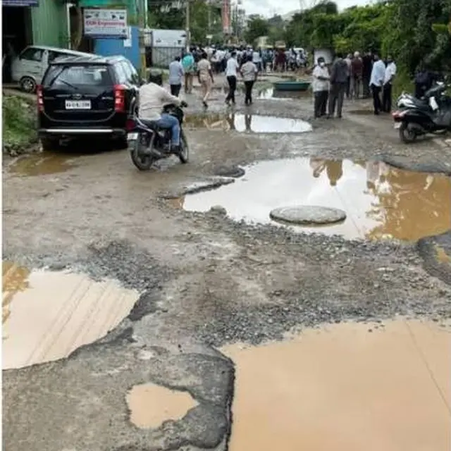 Tidak Segera Diperbaiki, Sekelompok Warga Ini Berdoa di Jalan Berlubang