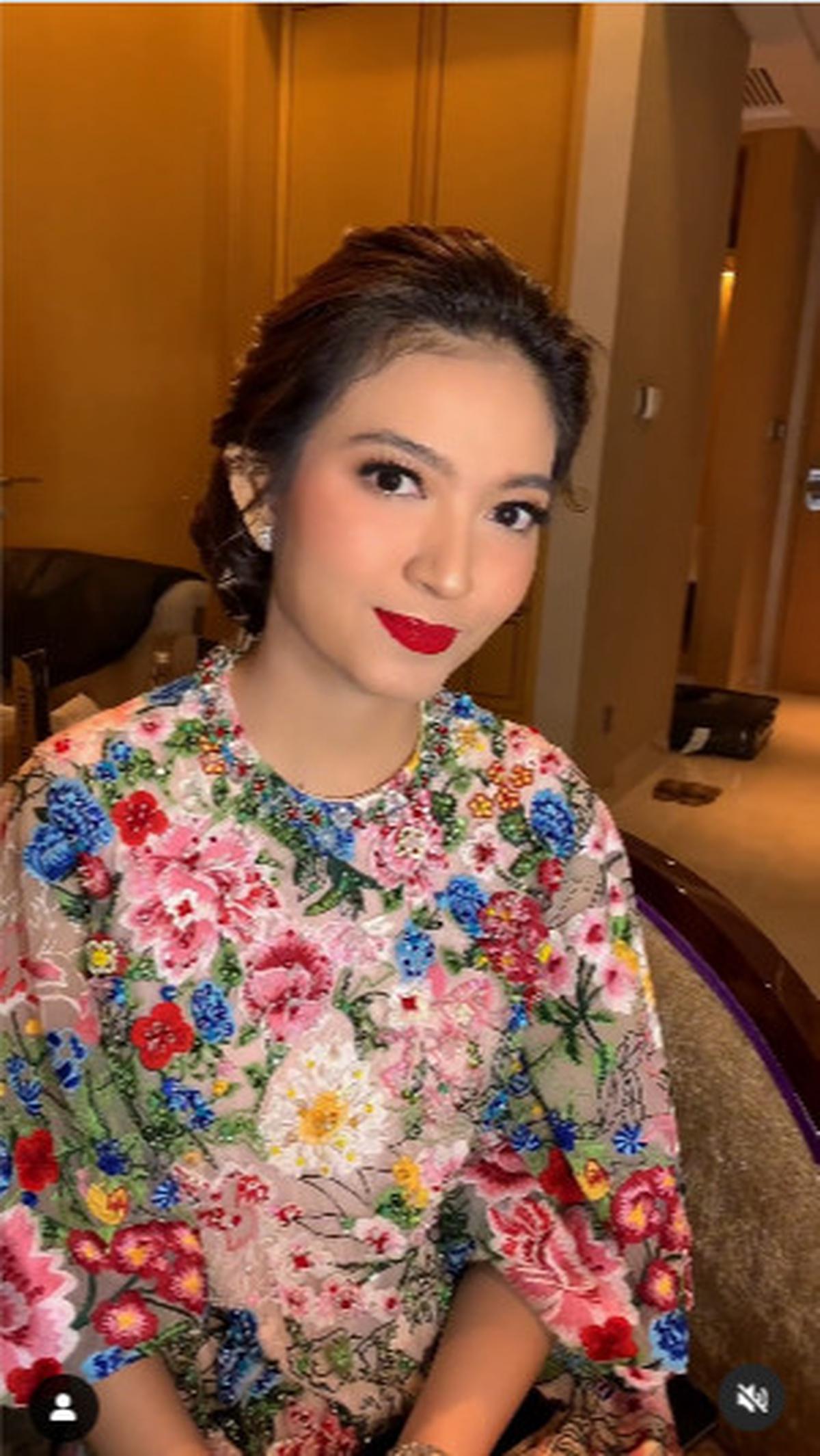 "Makeup tipis-tipis untuk Ibu Cawapres🥰," tulis akun hepidavid, perias Selvi Ananda. <br>