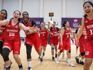 Timnas Bola Basket Putri Indonesia sukses mengukir tinta emas dengan membuat sejarah di SEA Games 2023 Kamboja. (Dok: CdM Indonesia SG / Evan Andraws)