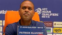 Pelatih Timnas Indonesia, Patrick Kluivert mengikuti sesi konferensi pers di King Abdullah Sport City Stadium, Jeddah, Jumat (10/10/2025) siang waktu setempat. (Bola.com/Hery Kurniawan).