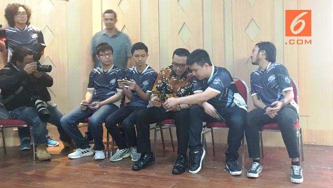 Menteri Pemuda dan Olahraga (Menpora), Imam Nahrawi, menyempatkan diri main bareng (mabar) permainan Arena of Valor (AoV) di Jakarta, Selasa (29/1/2019). (Bola.com/Benediktus Gerendo Pradigdo)