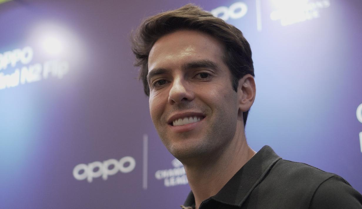<p>Legenda timnas Brasil dan AC Milan, Kaka, tersenyum saat berpose dalam sebuah acara makan malam spesial di Jakarta yang digelar pada Sabtu (3/6/2023) malam hari WIB. (Bola.com/Okie Prabhowo)</p>