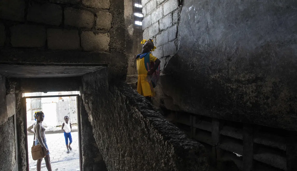 Para siswa tiba di sekolah Sante Bernadette, di dalam Fort Dimanche, yang pernah menjadi penjara di mana mendiang diktator Francois "Papa Doc" Duvalier memenjarakan musuh-musuhnya di Port-au-Prince, Haiti, Kamis (23/9/2021). (AP Photo/Rodrigo Abd)