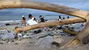 Pasir putih yang membentang nyaris tak terlihat karena limbah plastik sekali pakai yang menutupi hampir seluruh area di pesisir pantai Kedonganan. (SONNY TUMBELAKA/AFP)
