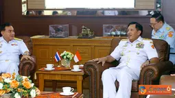 Citizen6, Jakarta: Panglima TNI Laksamana TNI Agus Suhartono, menerima kunjungan kehormatan Kasal Thailand, Admiral Surasak Rounroengrom, di Mabes TNI Cilangkap Jakarta Timur, Selasa (17/7). (Pengirim: Badarudin Bakri).