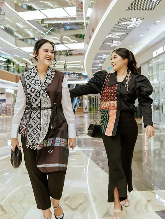 Paduan unik kain nusantara yang menjelma menjadi fashion item seru, menghadirkan kesan menjanjikan saat digunakan. Kali ini Kahiyang mengenakan busana rancangan Mel Ahyar. [Foto: Instagram/ Mel Ahyar]