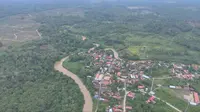 Kampung Besiq di Kecamatan Damai, Kabupaten Kutai Barat, Kalimantan Timur adalah salah satu kampung yang sebelumnya nyaris terisolir, baik dari akses jalan darat, listrik, maupun akses telekomunikasi.