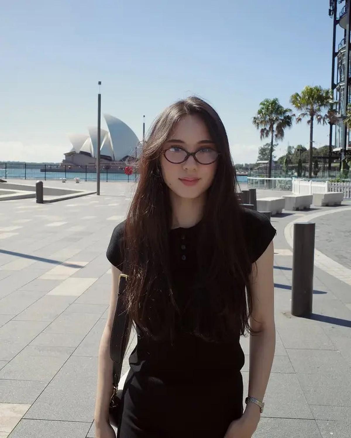 6 Potret Gaya Chic Yasmin Napper Liburan di Australia, Elegan Minimalis