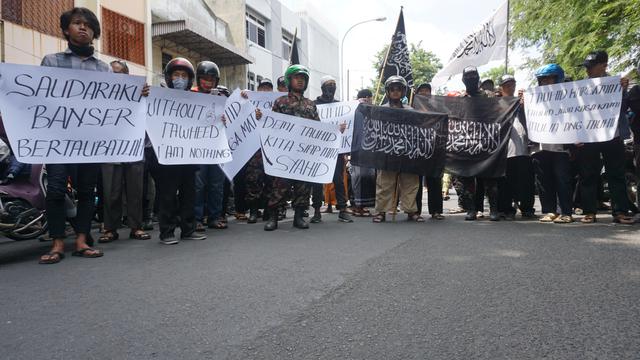Aksi Demo Pembakaran Bendera Tauhid