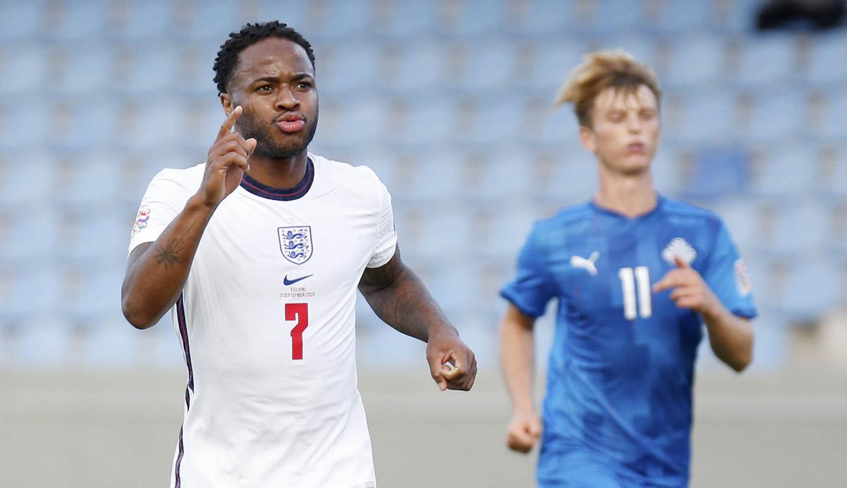 Penyerang Inggris, Raheem Sterling, melakukan selebrasi usai mencetak gol ke gawang Islandia pada laga UEFA Nations League di Stadion Laugardalsvollur, Minggu (6/9/2020). Inggris menang tipis dengan skor 1-0. (AP/Brynjar Gunnarson)
