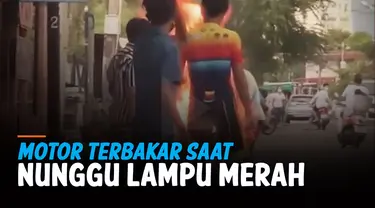 LAGI NUNGGU LAMPU MERAH, MOTOR KELUARKAN API DAN TERBAKAR