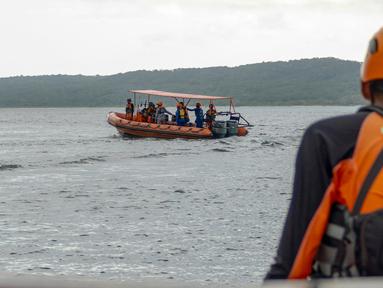 Tim penyelamat mencari korban yang hilang dalam sebuah kecelakaan yang menimpa Kapal Motor Penumpang (KMP) Tunu Pratama Jaya di perairan Selat Bali di Jembrana, Bali, pada tanggal 4 Juli 2025. (Dicky Bisinglasi/AFP)