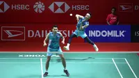 Ganda putra Indonesia, Fajar Alfian/Muhammad Rian Ardianto saat melawan pasangan Malaysia, Man Wei Chong/Kai Wun Tee pada babak 16 besar Indonesia Masters di Istora Senayan, Jakarta, Kamis (25/1/2024). Fajar/Rian menang dua gim langsung dengan skor 21-18, 22-20. (Bola.com/M Iqbal Ichsan)