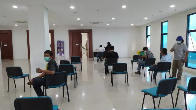 Suasana pemberian vaksin COVID-19 terhadap wartawan di kota Tangerang Selatan