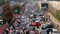 Ratusan massa berkonvoi mengawal Rizieq Shihab usai tiba di Bandara Soekarno-Hatta, Tangerang, Banten, Selasa (10/11/2020). Konvoi tersebut dilakukan untuk mengawal perjalan Rizieq Shihab menuju kediamannya di Petamburan, Jakarta. (Liputan6.com/Angga Yuniar)