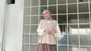 Kombinasi vest, blouse, rok plisket, dan pashmina warna pastel bikin lookmu terlihat feminin. (Instagram/inikiranaaa__).