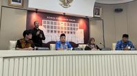 Ketua KPU Mochamad Afifuddin dan jajarannya&nbsp;saat jumpa pers di Media Center KPU RI, Menteng, Jakarta Pusat, Kamis (17/4/2025). (Liputan6.com/Muhammad Radityo Priyasmoro)