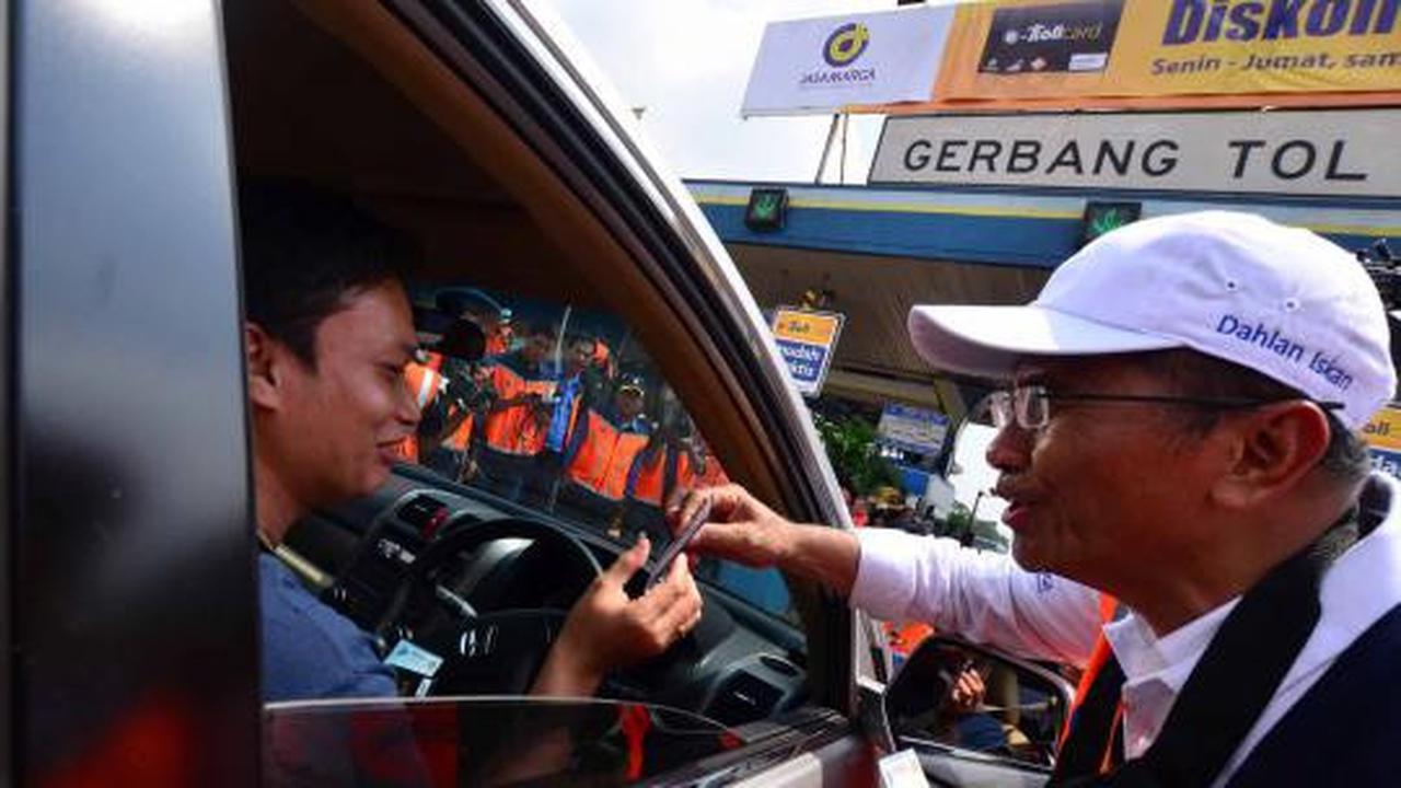 Artis cantik jual e-toll card bareng Dahlan Iskan