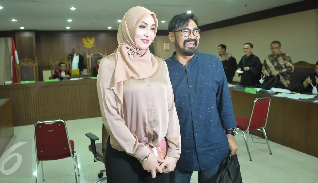 Mantan anggota DPR, Angelina Sondakh, berfoto bersama terdakwa Andi Zulkarnaen Mallarangeng alias Choel Mallarangeng seusai menjadi saksi sidang lanjutan kasus korupsi Hambalang di Pengadilan Tipikor Jakarta, Senin (15/5). (Liputan6.com/Helmi Afandi)