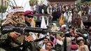 Pasukan Taliban merayakan satu tahun sejak mereka merebut Kabul di depan Kedutaan Besar AS di Kabul, Afghanistan, Senin (15/8/2022). Taliban memperingati tahun pertama pengambilalihan kekuasaan setelah pemerintah negara yang didukung barat itu melarikan diri dan militer Afghanistan hancur dalam menghadapi serangan Taliban. (AP Photo/Ebrahim Noroozi)