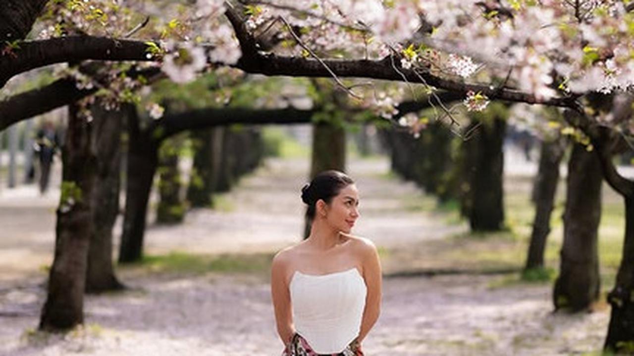 Ariel Tatum Pemotretan Pakai Kain Batik Berlatar Sakura di Jepang, Pancarkan Kecantikan Wanita Indonesia