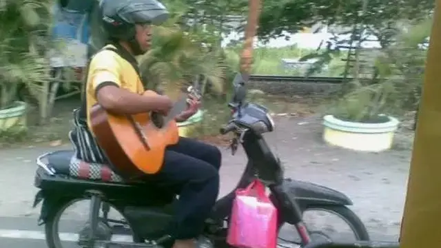 7 Potret Nyeleneh Orang Saat Main Gitar Ini Bikin Geleng Kepal