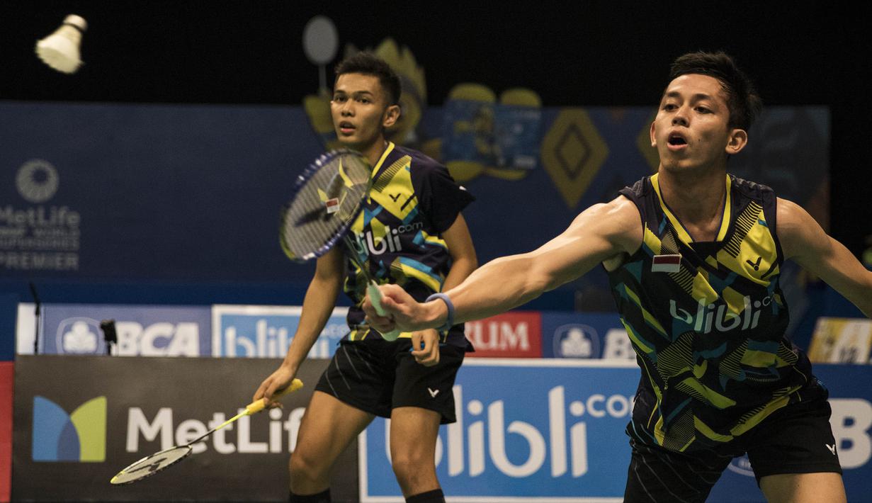 Ganda putra Indonesia, Fajar Alfian/Rian Ardianto, berhasil mengalahkan ganda Thailand, Kittinupong Kedren/Dechapol Puavaranukroh, pada BCA Indonesia Open di JCC, Jakarta, Jumat (16/6/2017). (Bola.com/Vitalis Yogi Trisna)
