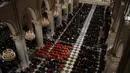 Proyek pemugaran Katedral Notre-Dame melibatkan ribuan tenaga ahli, termasuk tukang kayu dan batu, serta seniman kaca patri. (Thibault Camus/POOL/AFP)