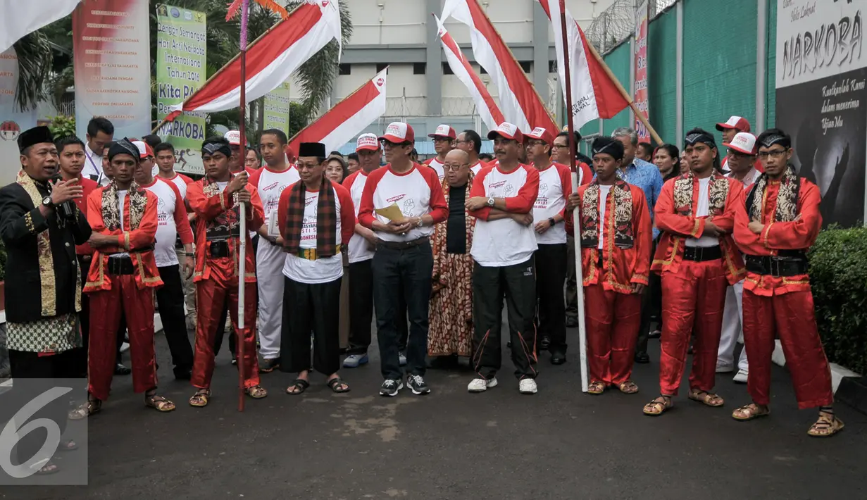 Menkumham Yasonna Laoly saat tiba di LP Klas IIA Narkotika Cipinang, Jakarta, Senin (15/8). Kedatangan Yasonna untuk membuka peringatan HUT RI ke-71 di Lapas Cipinang. (Liputan6.com/Yoppy Renato)