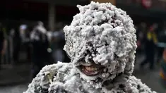 Warga bermain dengan busa, bedak, dan cat hitam selama Black Day atau Hari Hitam di Pasto, Kolombia, (5/1). Hari Hitam merupakan bagian dari karnaval orang kulit hitam dan kulit putih. (LUIS ROBAYO/AFP)
