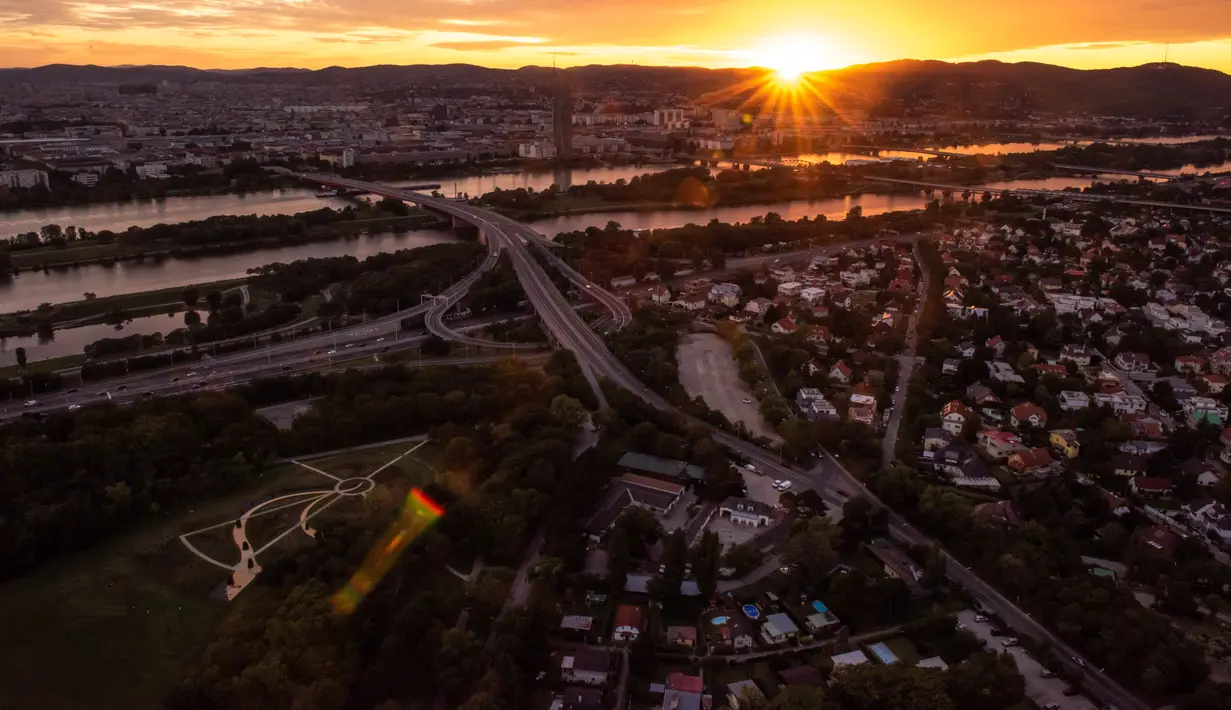 Foto yang diabadikan pada 27 Agustus 2020 ini menunjukkan pemandangan kota bermandikan kilauan sinar matahari terbenam di Wina, Austria. (Xinhua/Guo Chen)