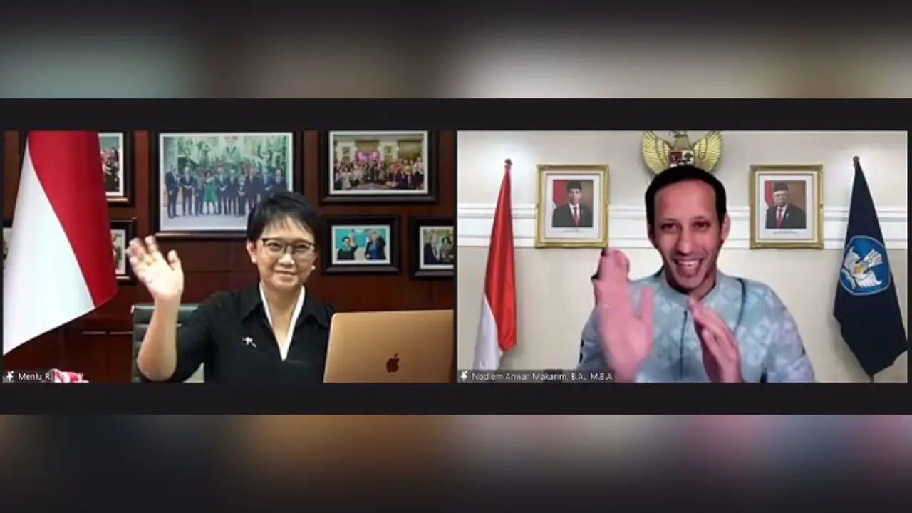 Menteri Luar Negeri RI Retno Marsudi bersama Mendikbudristek Nadiem Makarim meluncurkan Buku Bahan Pengajaran ASEAN Bagi Pendidikan Dasar dan Menengah di Indonesia.