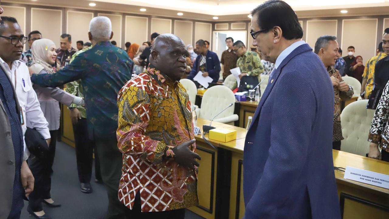 Menteri HAM Natalius Pigai rapat kerja dengan Komisi XIII DPR