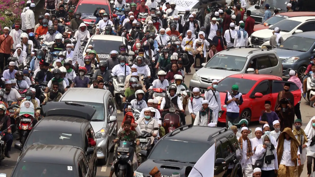 FOTO: Menuju Petamburan, Rizieq Shihab Dikawal Ratusan Massa
