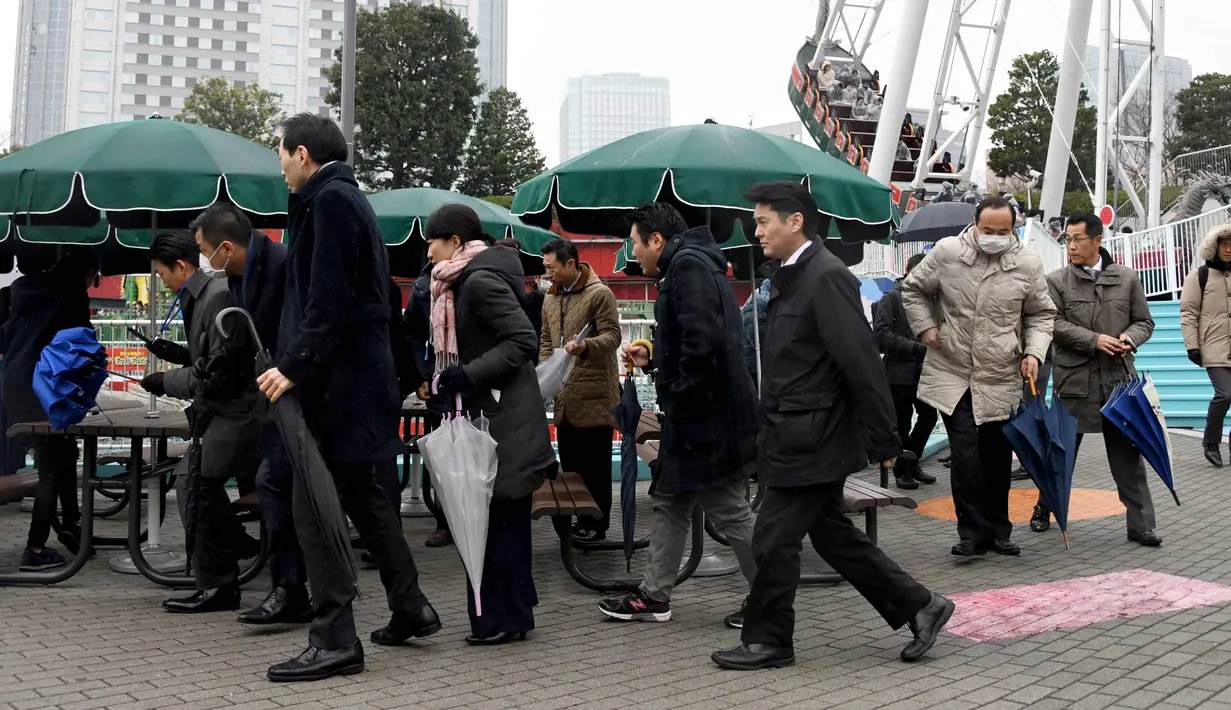 Sejumlah peserta memakai saat mengikuti simulasi evakuasi anti-rudal di taman hiburan Tokyo Dome City, Jepang, (22/1). Di tengah balistik Korea Utara, warga Jepang menggelar simulasi evakuasi anti-rudal. (AFP Photo/Toshifumi Kitamura)