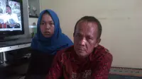 Ayah mahasiswi UGM Feby Kurnia, Regar (50) didampingi putri keduanya Khadijah. (Liputan6.com/Ajang Nurdin). (Liputan6.com/Ajang Nurdin)