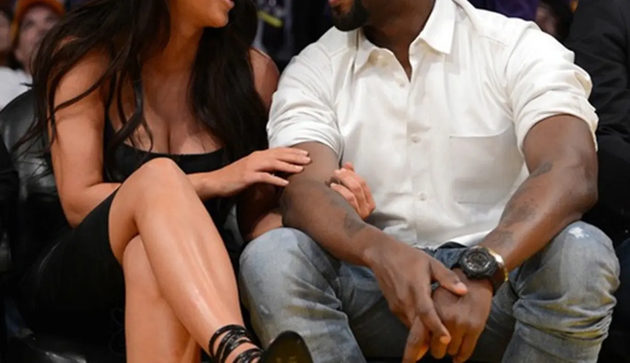 Kim Kardashian sendiri dikabarkan akan selalu berada di pihak Kaanye West. (InTouchWeekly)