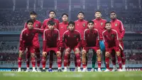 Para pemain starting XI Timnas Indonesia U-17 berfoto sebelum dimulainya laga kedua Grup A Piala Dunia U-17 2023 menghadapi Timnas Panama U-17 di Stadion Gelora Bung Tomo (GBT), Surabaya, Senin (13/11/2023). (Bola.com/Bagaskara Lazuardi)