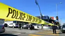 Petugas kepolisian menutup akses jalan menuju lokasi penembakan di sekolah menengah Salvador Castro, Los Angeles, Kamis (1/2). Belum jelas motif dari kejadian ini dan penyelidikan lebih lanjut masih dilakukan. (Frederic J. Brown/AFP)