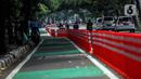 Seorang pengendara berhenti di rute sepeda di kawasan Jalan Tentara Pelajar, Patal Senayan, Jakarta, Kamis (20/10/2022). Pemerintah Provinsi (Pemprov) DKI berencana membangun jalur sepeda sepanjang 196,45 kilometer. (Liputan6.com/Johan Tallo)