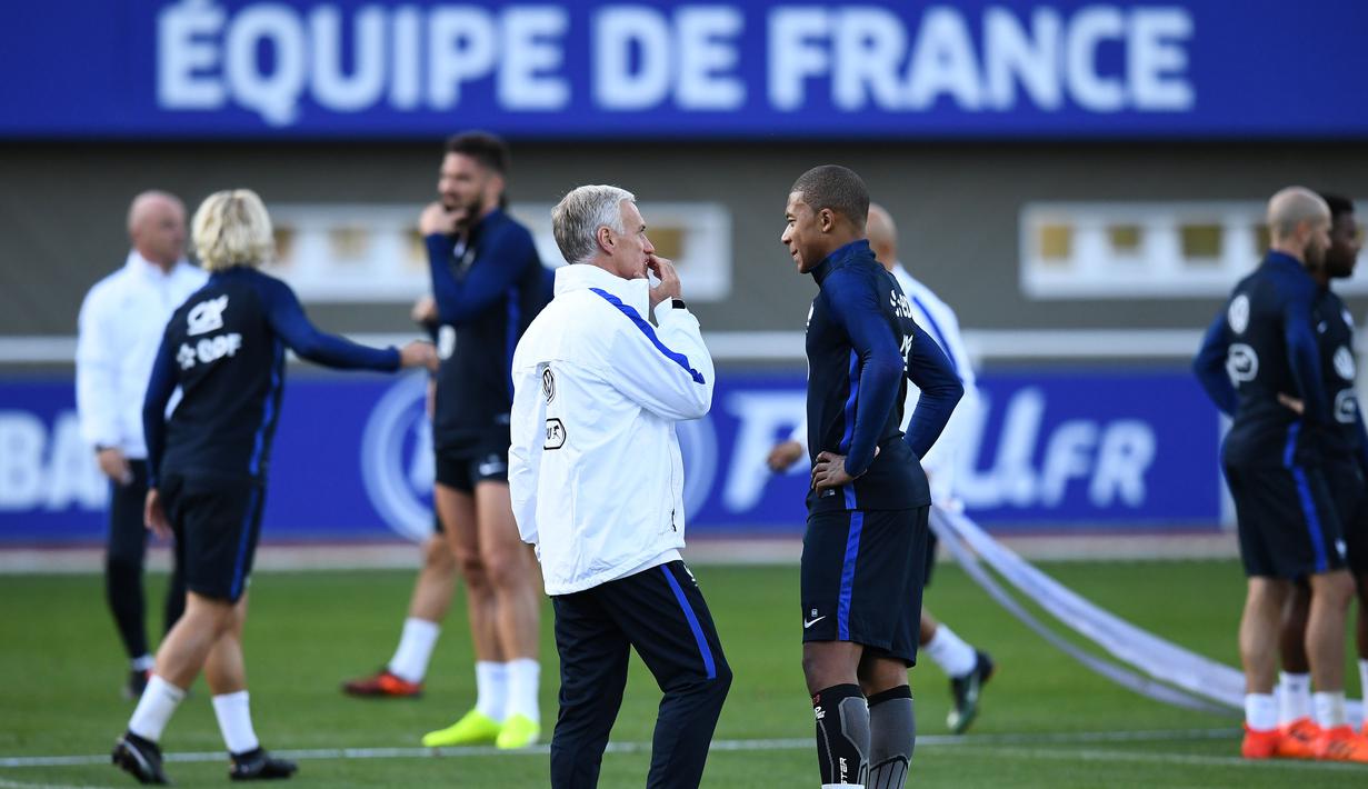 Pemain Prancis, Kylian Mbappe berbincang dengan pelatih, Didier Deschamps (kiri) saat sesi latihan di Clairefontaine-en-Yvelines, (3/10/2017). Prancis melakukan persiapan jelang melawan Bulgaria. (AFP/Franck Fife)