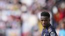 Pemain Real Madrid, Vinicius Junior, tampak kecewa saat ditahan imbang Rayo Vallecano pada laga pekan ke-25 La Liga 2023/2024 di Estadio de Vallecas, Minggu (18/02/2023). (AP Photo/Manu Fernandez)