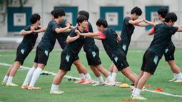 Naegohyang datang dengan kekuatan 27 pemain dan 12 staf. Mereka telah tiba di Korea Selatan melalui Bandara Internasional Incheon pada 17 Mei lalu. (AP Photo/Lee Jin-man)
