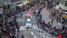 Umat Kristen Arab Israel merayakan parade Natal tahunan di Nazareth, Israel, Jumat (24/12/2021). (AP Photo/Ariel Schalit)
