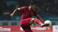 Bek Timnas Indonesia, Putu Gede, mengontrol bola saat melawan Hongkong pada laga persahabatan di Stadion Wibawa Mukti, Jakarta, Selasa (16/10). Kedua negara bermain imbang 1-1. (Bola.com/Vitalis Yogi Trisna)